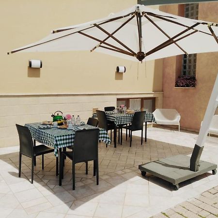 The Holiday House Hotel Сантерамо ин Коле Екстериор снимка