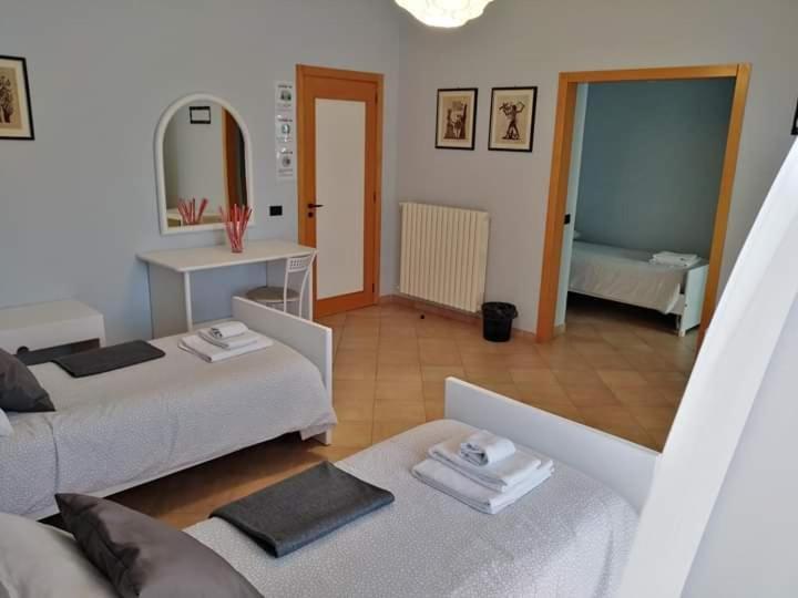 The Holiday House Hotel Сантерамо ин Коле Екстериор снимка