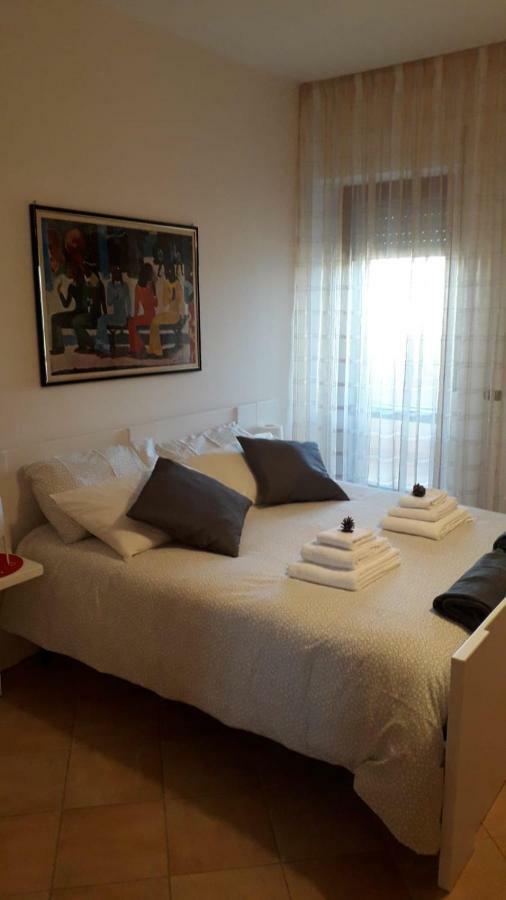 The Holiday House Hotel Сантерамо ин Коле Екстериор снимка